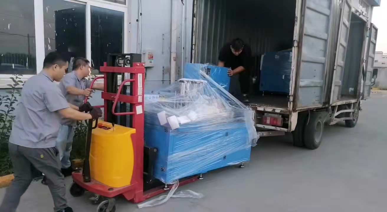 中秋假期第一天，我司一次性發(fā)貨兩臺(tái)全自動(dòng)切鋁機(jī)